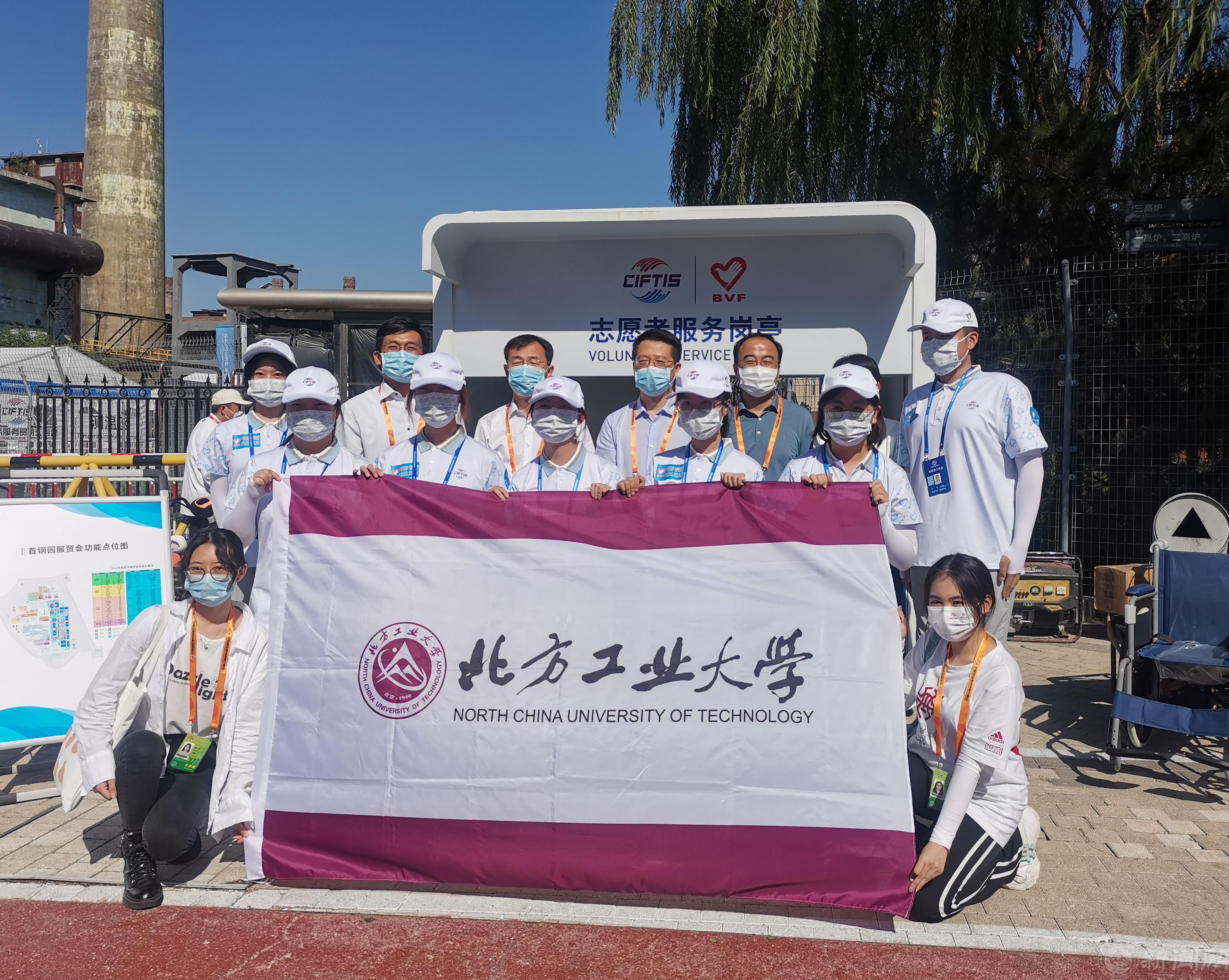 校領(lǐng)導慰問服貿(mào)會志愿者_20220902134811.jpg