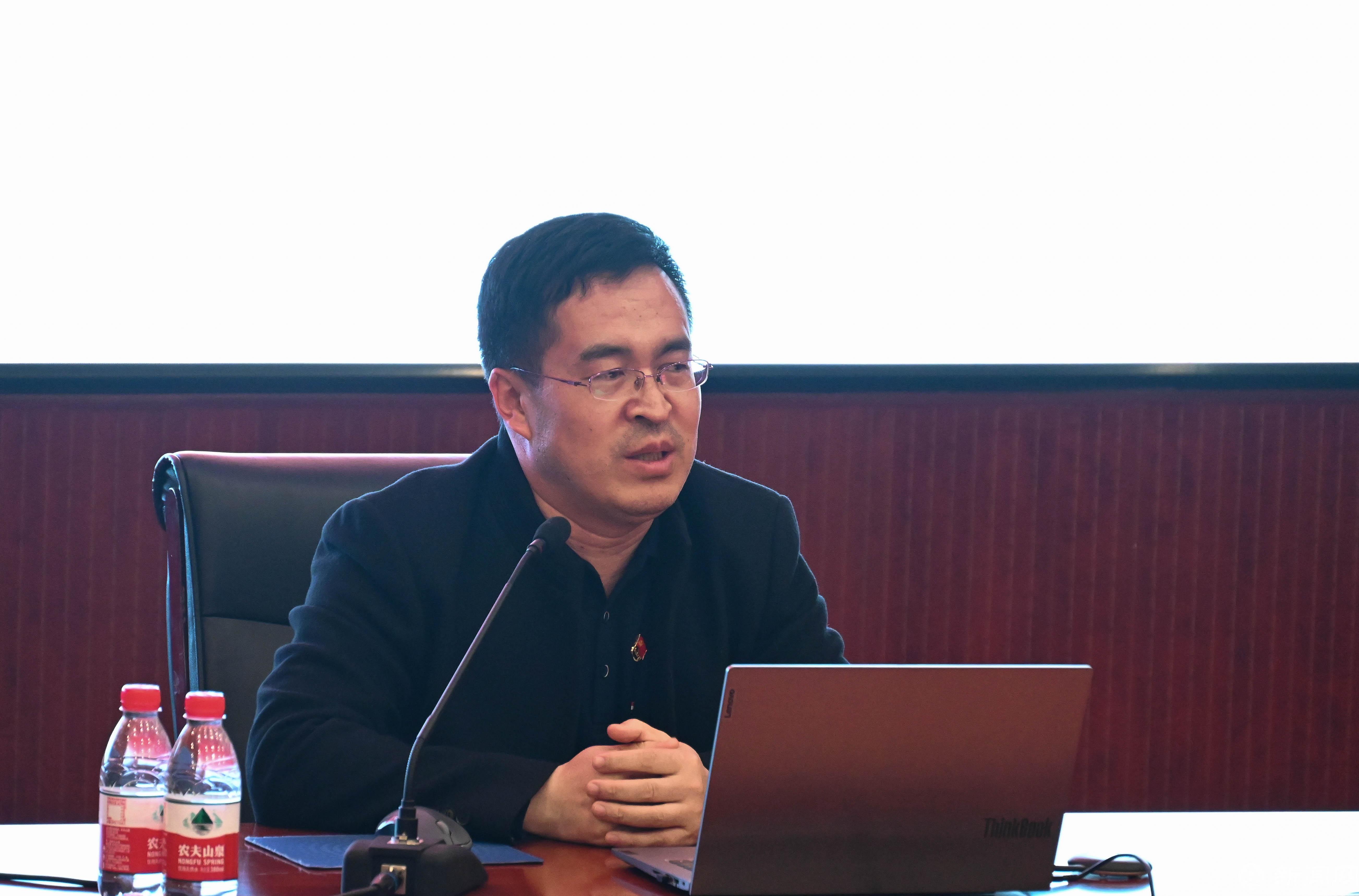 2-書記講黨課(書記特寫).jpg 2-書記講黨課(書記特寫).jpg