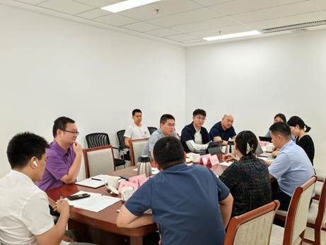 一群人坐在桌子前 AI 生成的內容可能不正確。