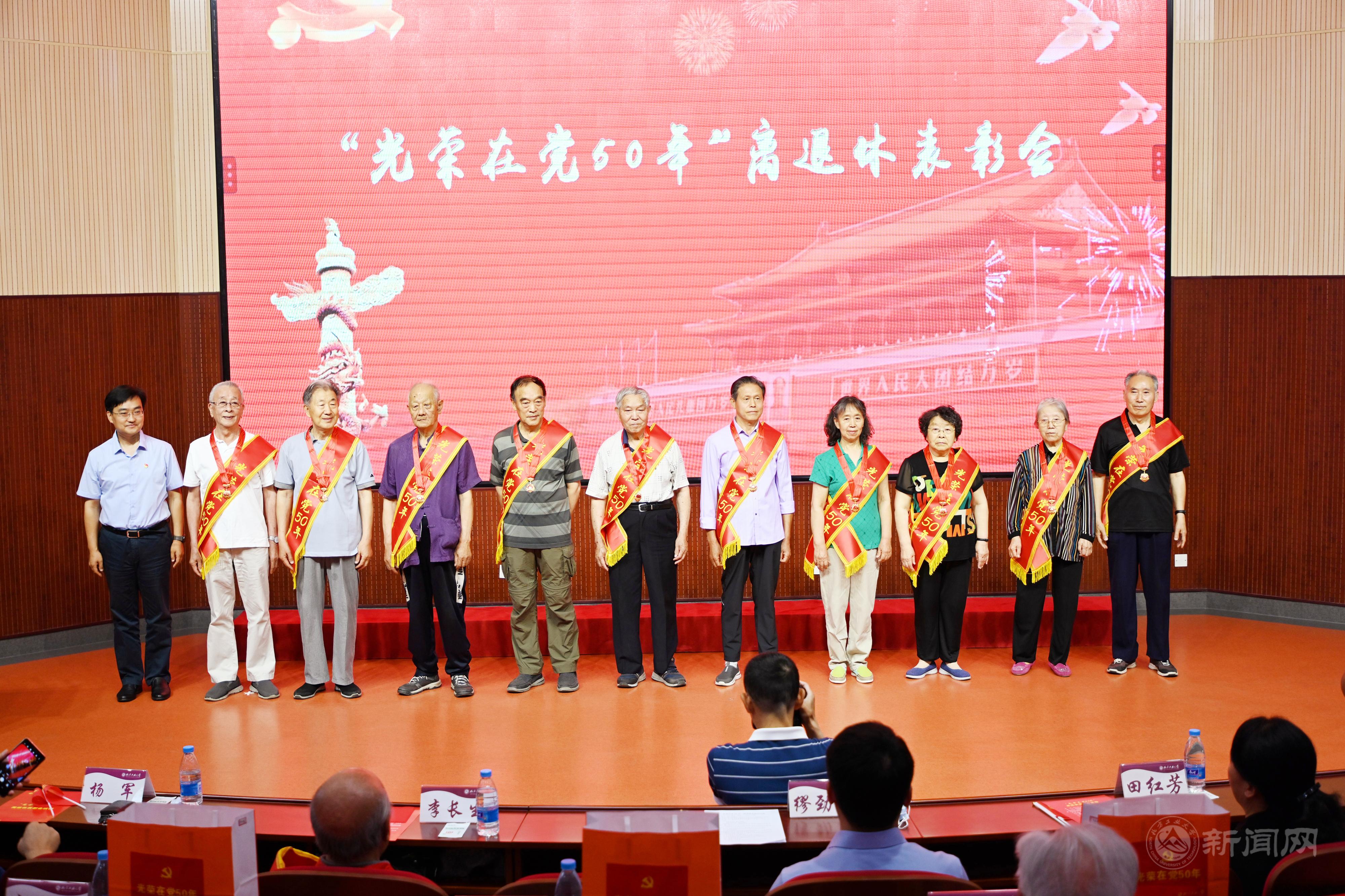 馬春成書記頒授紀念章.JPG 馬春成書記頒授紀念章.JPG