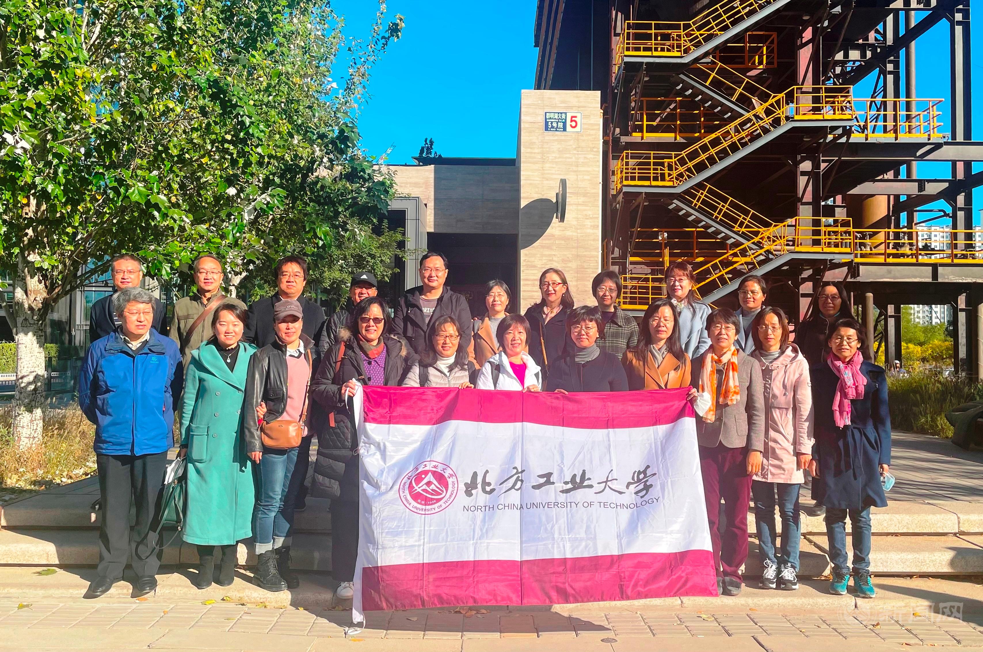 20211021學(xué)校組織黨外教師赴首鋼園開展主題教育實(shí)踐活動(dòng).jpg 20211021學(xué)校組織黨外教師赴首鋼園開展主題教育實(shí)踐活動(dòng).jpg