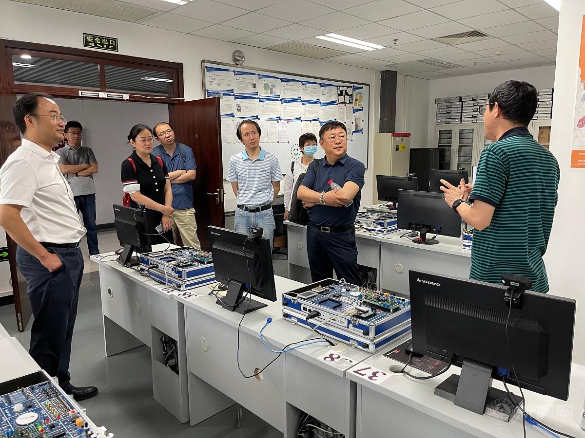 高招辦參觀實驗室.jpg