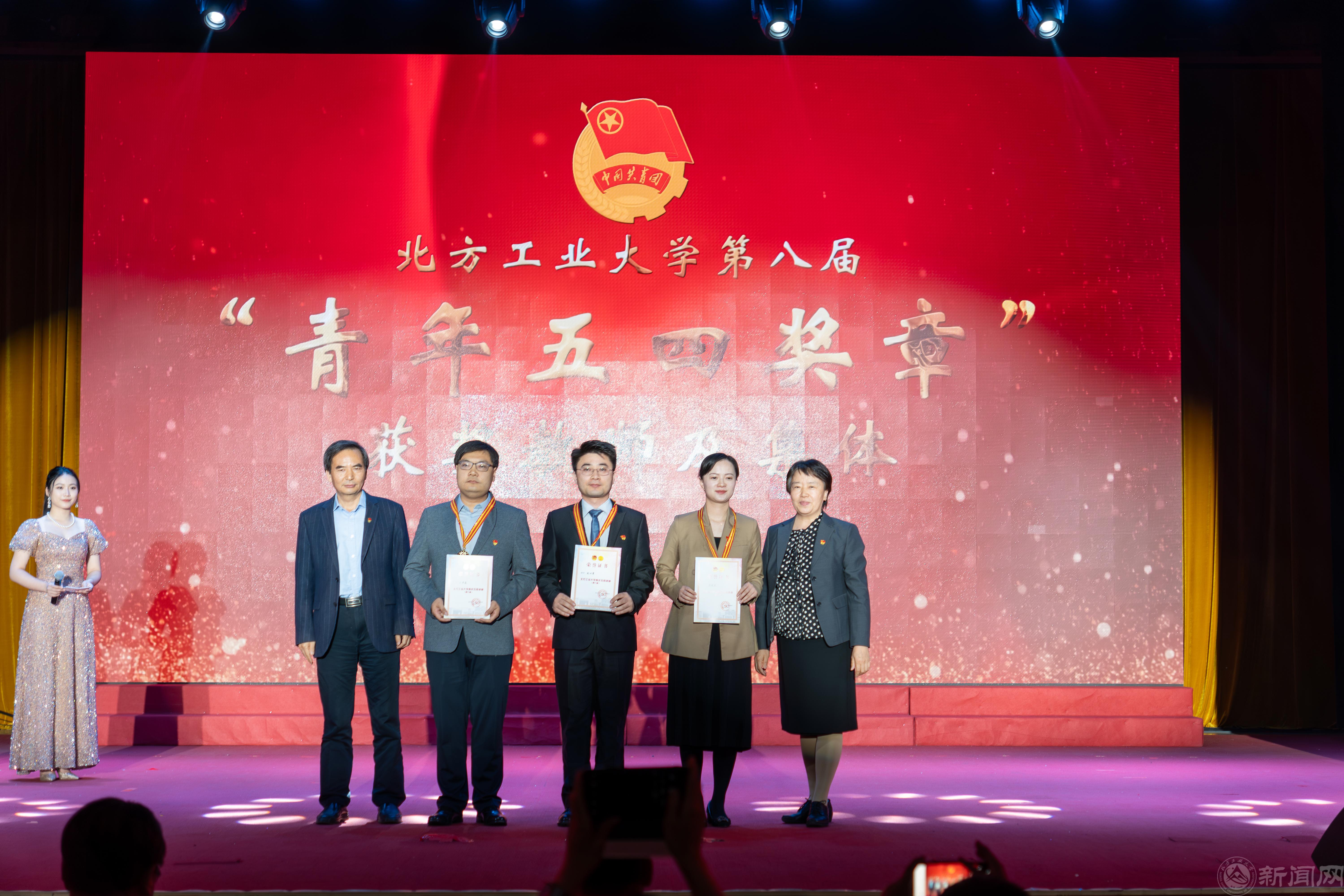 田書記王校長頒獎片_20240507090934.jpg 田書記王校長頒獎片_20240507090934.jpg